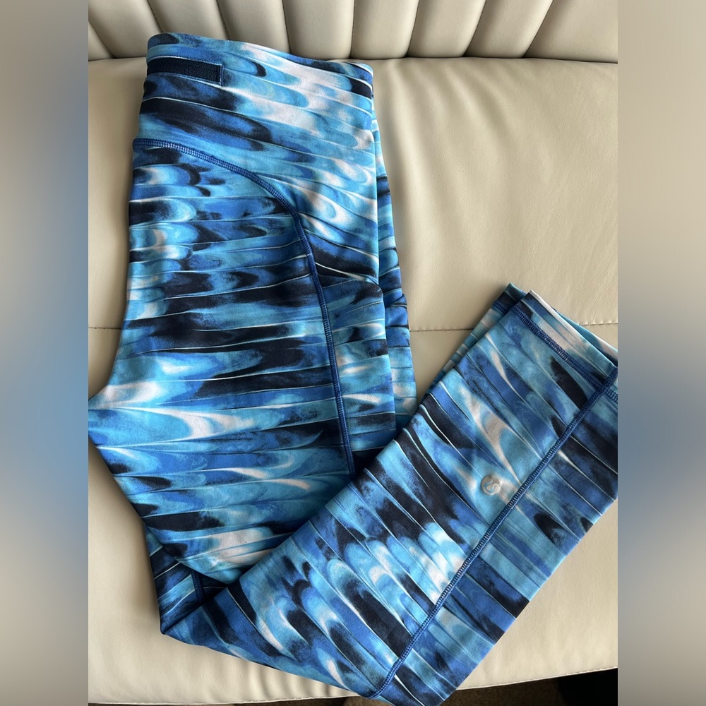 Lululemon Speed Up Crop 21" in Tidal Multi (Size 6)